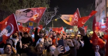 CHP Bursa'da seçim kutlamalarına başladı