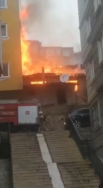 Bursa’da eski bina alev alev yandı
