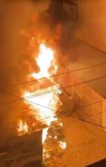 Bursa’da garajda park halinde 2 otomobil alev alev yandı