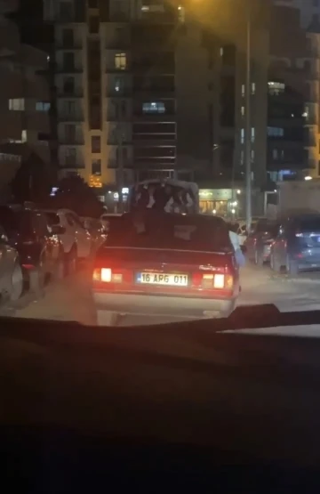 Bursa’da gençlerin kamyonetin arkasındaki tehlikeli yolculuğu