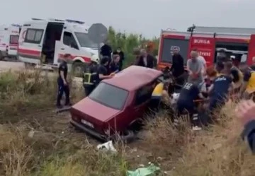 Bursa'da iki otomobil çarpıştı, biri dereye uçtu: 5'i ağır 8 yaralı