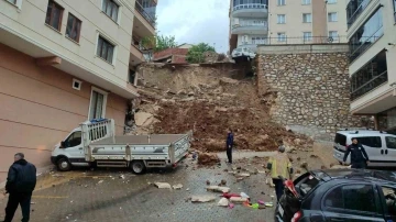 Bursa’da istinat duvarı çöktü: 2 yaralı ve çok sayıda vatandaş tahliye edildi