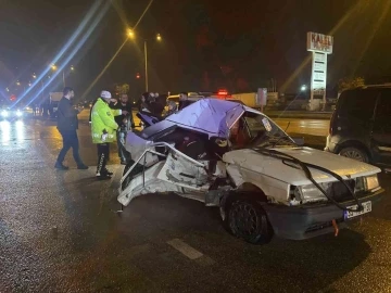 Bursa’da kamyon ile otomobil çarpıştı : 2 yaralı
