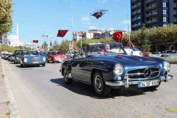 Bursa'da klasik otomobiller kız çocukları için yola çıktı