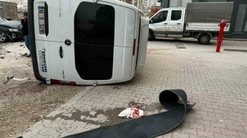 Bursa’da kontrolden çıkan servis minibüsü yan yattı : Sürücü yaralandı