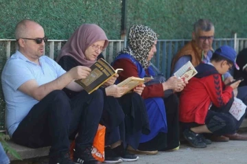 Bursa’da LGS heyecanı: Aileler kapı önlerinde dualarla bekledi