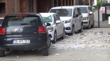Bursa'da lodosun azizliği: uçan duvar 3 arabayı pert etti