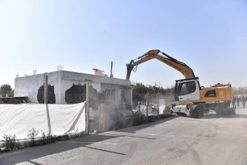 Bursa'da madde bağımlıların mesken tuttuğu binalar tek tek yıkılıyor