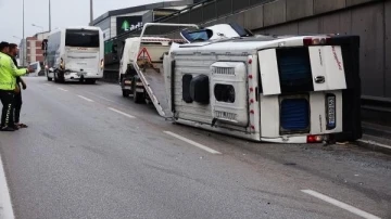 Bursa'da minibüs, midibüse ve bariyerlere çarpıp devrildi
