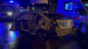 Bursa'da otomobil bariyerlere çarptı:  5 yaralı