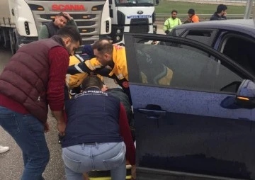 Bursa'da otomobil bariyerlere çarptı: Yaralılar var!