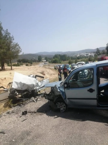 Bursa'da otomobil ile hafif ticari araç çarpıştı: 1 ölü, 2 yaralı