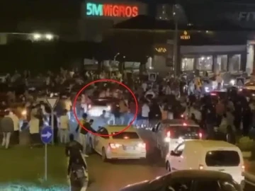 Bursa'da otomobil kutlama yapan Galatasaray taraftarlarının arasına daldı: 2 yaralı