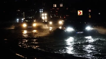 Bursa'da sağanak; cadde ve sokaklar suyla doldu