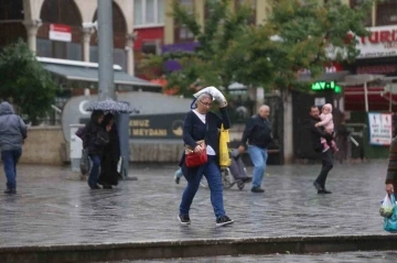 Bursa’da sağanak yağış ve dolu hayatı felç etti