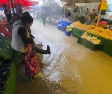 Bursa'da sağanak yağışta pazarı sel götürdü