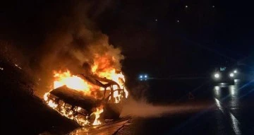 Bursa'da seyir halindeki yanan otomobilde canını son anda kurtardı 
