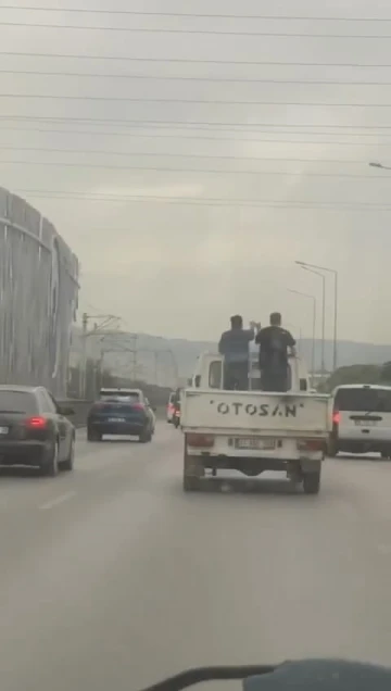 Bursa’da kamyonet kasasında halay
