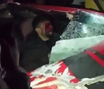 Bursa’da tıra çarpan otomobil hurdaya döndü...Sıkışan sürücü kurtarıldı