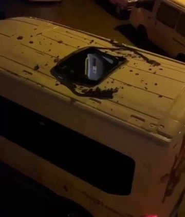 Bursa'da yaşanan fırtınada servis minibüsünün içine evin bacası düştü