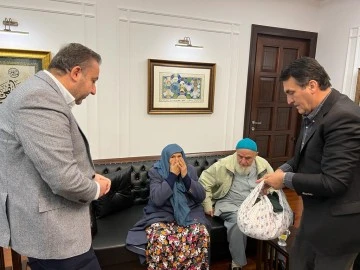 Bursa'da yaşayan yaşlı çift bağışlarını Başkan Dündar'a teslim etti 