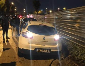 Bursa’da yol çöktü : 4 araç hasar gördü