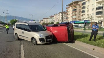 Bursa'da yol verme tartışmasında bir araç devrildi: 3 yaralı 