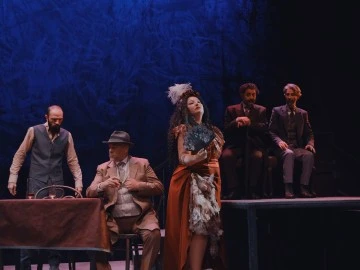 Bursa Devlet Tiyatrosu, dünya prömiyeri 'Mai ve Siyah' oyunuyla sezonu açtı