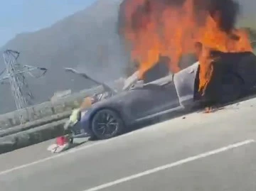 Bursa Gemlik'te seyir halindeki Tesla marka araç alev alev yandı 