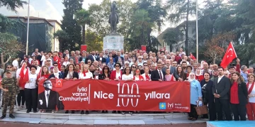 Bursa İYİ Parti 100.Yılı 100 metrelik bayrakla kutladı