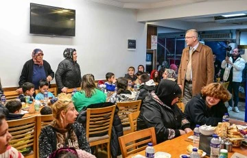 Bursa Karacabey Belediye Başkanı Ali Özkan, iftarını yetim çocuklarla açtı