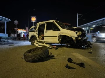 Bursa merkezde araç bariyerlere çarptı: 2 yaralı