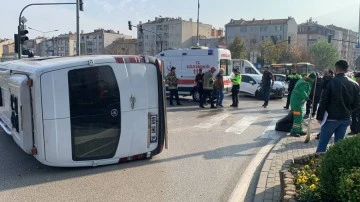 Bursa merkezde minibüs devrildi 