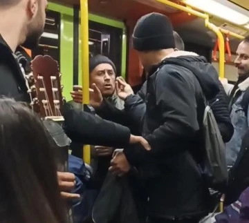 Bursa metrosunda müzisyen gençlerle tartışma