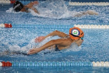 Bursa Nilüfer'de yüzme yarışmasında dereceye girenler ödüllendirildi