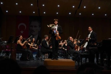 Bursa'nın genç sanatçısı Kıvanç Sakder performansı ile beğeni topladı 