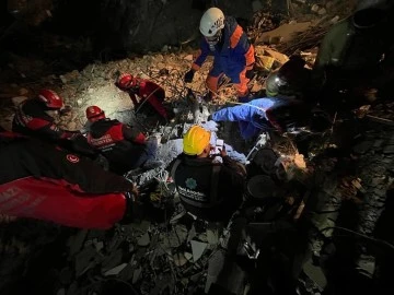 Bursa Osmangazi Belediyesi kurtarma ekipleri enkazdan 3 kişiyi daha sağ çıkardı 