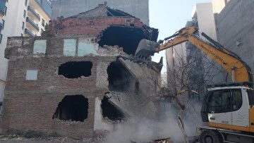 Bursa Osmangazi Belediyesi metruk binaları tek tek yıkıyor 