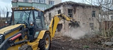 Bursa Osmangazi Belediyesi sosyal riskler oluşturan binaları yıkmaya devam ediyor