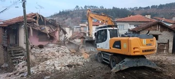 Bursa Osmangazi'de sosyal riskler oluşturan metruk binalar yıkılıyor