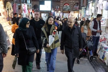 Bursa Valisi Demirtaş, ailesiyle Tarihi Çarşı'yı gezerek hem alışveriş yaptı hem de esnafı dinledi 