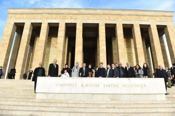 Bursa Yenişehir Belediye Başkanı Aydın ve öğrenciler Anıtkabir ile TBMM'yi ziyaret etti