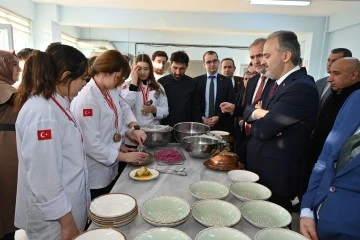 Bursa'yı başarıyla temsil eden öğrencilere Başkan Aktaş'tan ziyaret