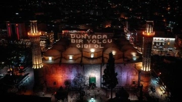 Bursa'daki tarihi Ulu Cami'nin mahyası "Dünyada bir yolcu gibi ol" yapıldı