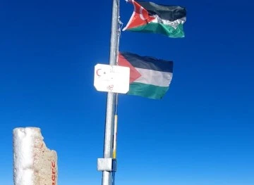 Bursalı dağcı Yüksel Esen Uludağ'ın Zirvesi'ne Filistin Bayrağı astı