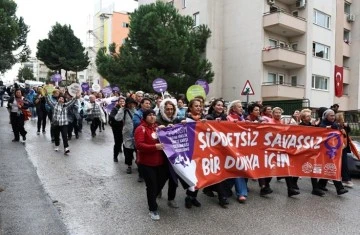 Bursalı kadınlar şiddete karşı yürüdü