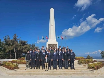 Büyükelçi Memmedov Azerbaycan Anıtı’na çiçek bıraktı
