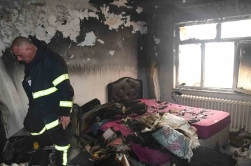 Çakmakla oynayan 2,5 yaşındaki çocuk evi yaktı