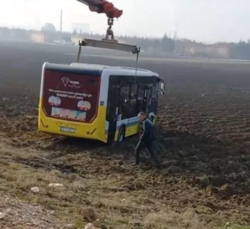 Bursa'da özel halk otobüsü tarlaya daldı 