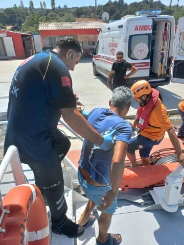 Çanakkale Boğazı’nda balıkçı teknesinde rahatsızlanan personel Kıyı Emniyeti ekiplerince tahliye edildi
